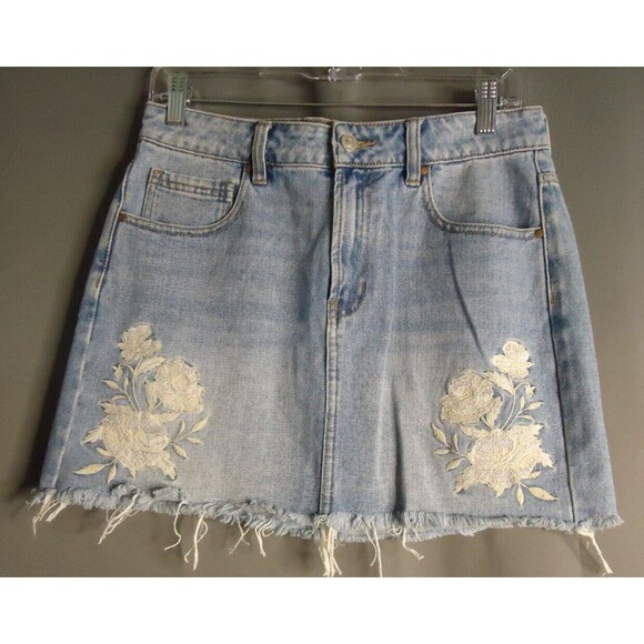 PacSun Medium Wash Denim Mini Skirt Womens 27 Embroidered Floral Raw Hem - Picture 2 of 9